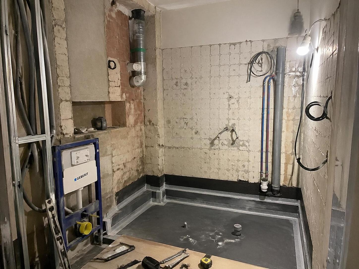 découvrez comment rénover votre salle de bain en 2024 avec un guide complet des coûts et des aides financières disponibles, notamment maprimerénov’. optimisez votre budget rénovation grâce à nos conseils pratiques.