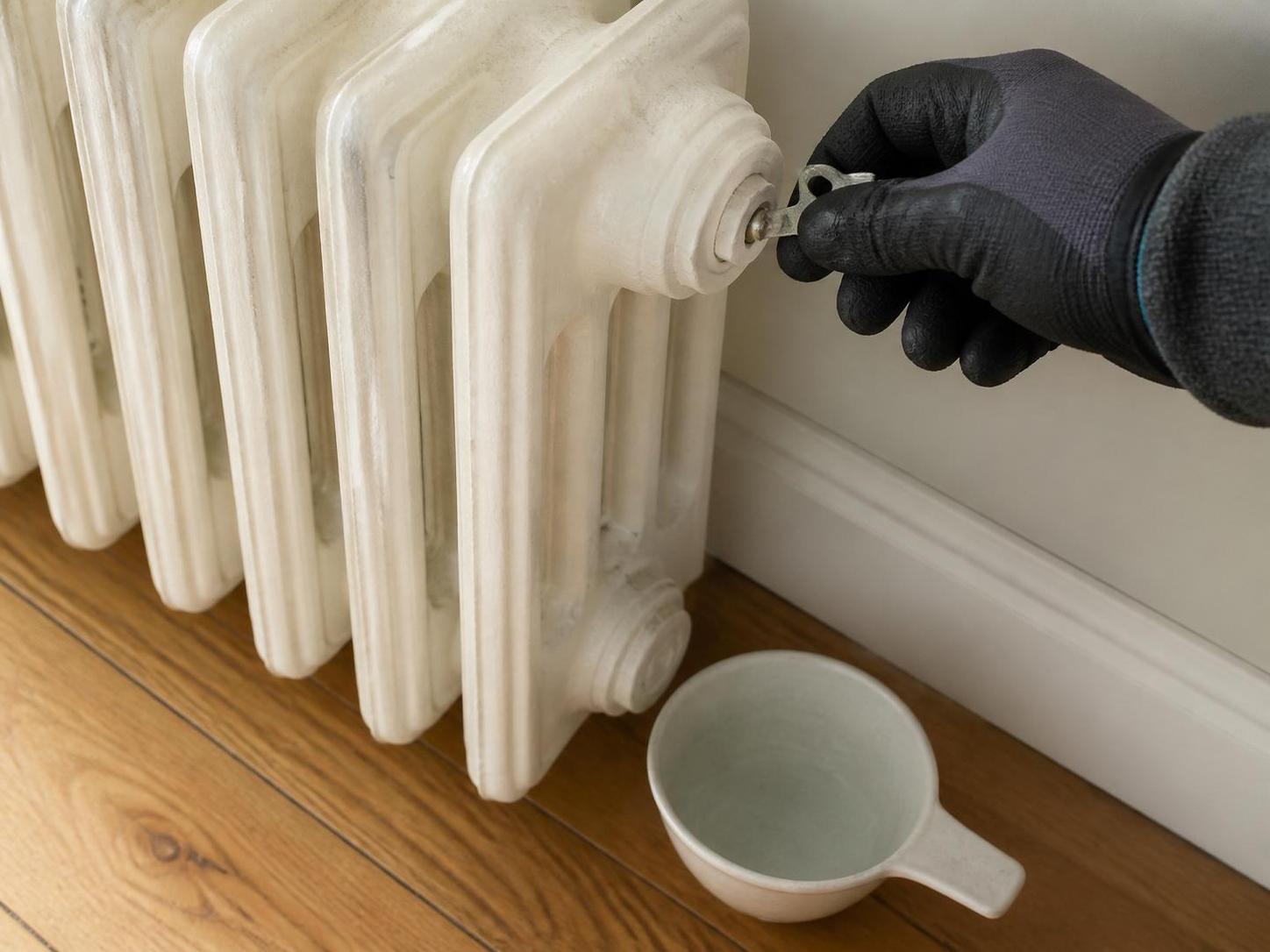 Comment purger un radiateur en fonte : étapes détaillées pour optimiser votre chauffage 2 découvrez comment purger facilement un radiateur en fonte grùce à nos étapes détaillées pour optimiser l'efficacité de votre chauffage et réduire vos factures d'énergie.
