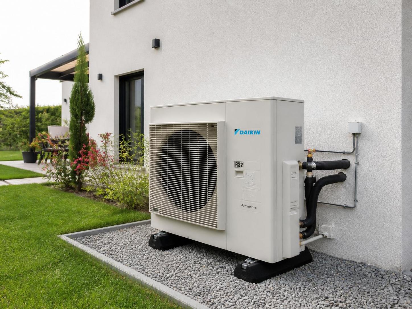 découvrez le coût réel d'une pompe à chaleur pour une maison de 150m², les aides financières disponibles et son impact sur votre facture énergétique.