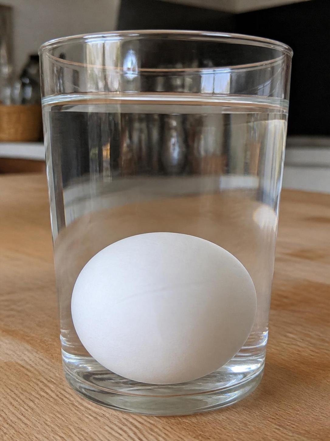 découvrez l'astuce simple du test œuf eau pour savoir si vos œufs sont encore frais et éviter le gaspillage alimentaire.