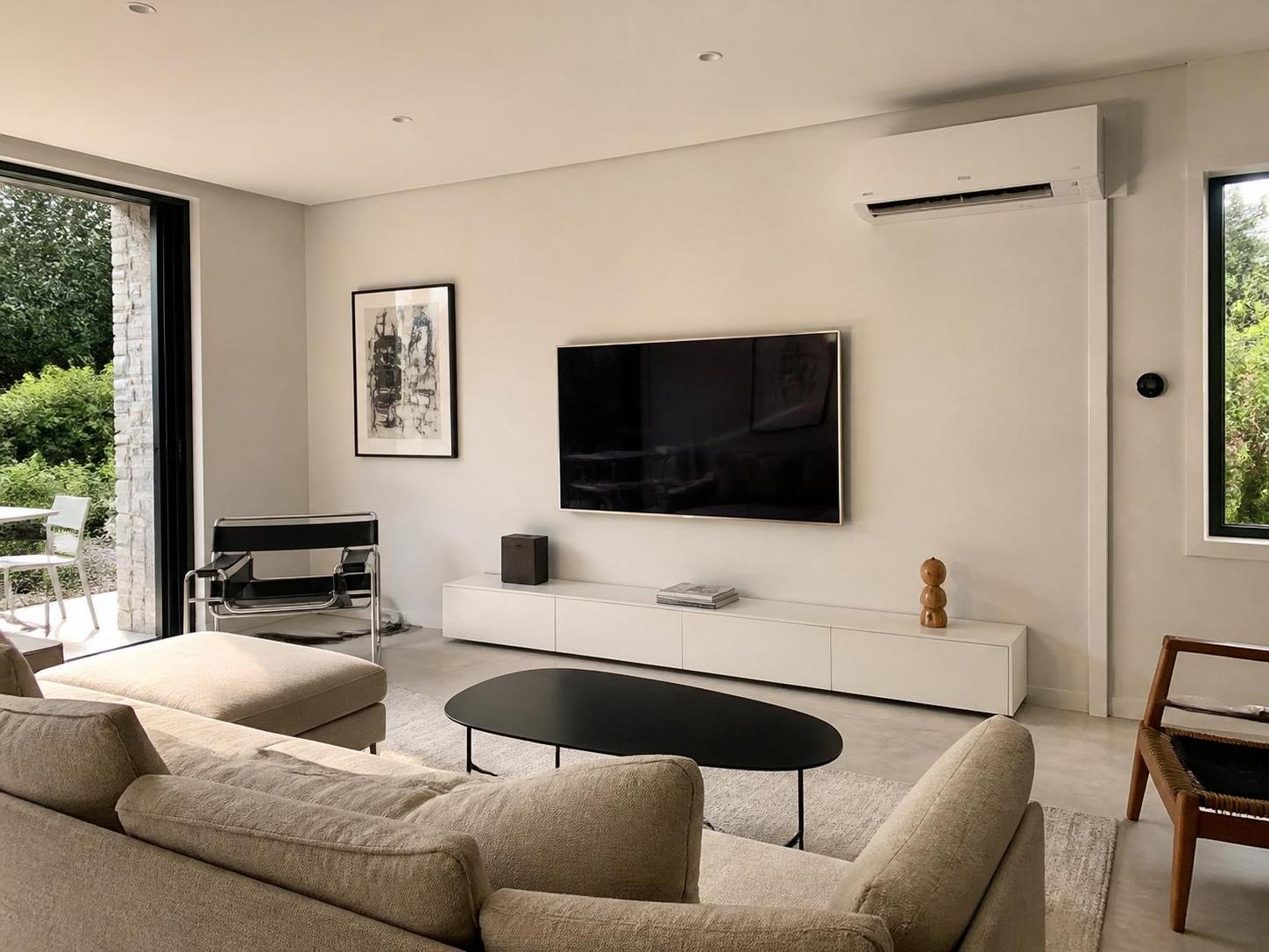 découvrez notre guide pratique complet pour installer une climatisation réversible, incluant des conseils d'installation et les aides financières gouvernementales disponibles.