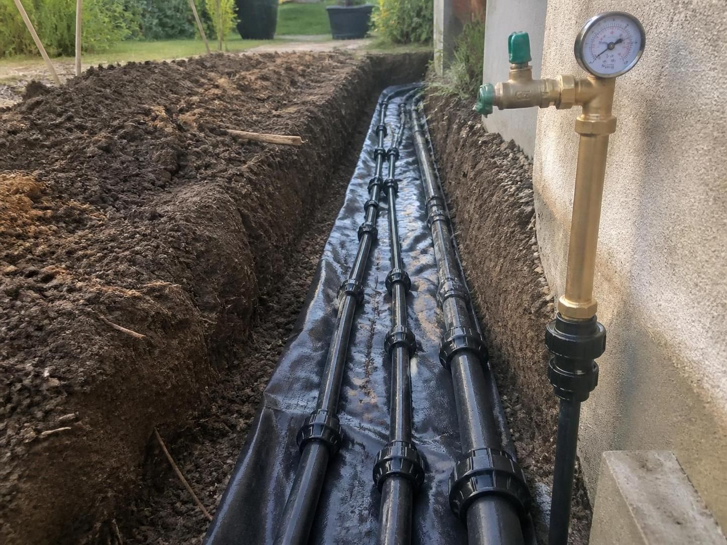 découvrez notre guide complet pour choisir les tuyaux d'arrosage automatique adaptés : diamètres, matériaux et raccords pour un système efficace et durable.