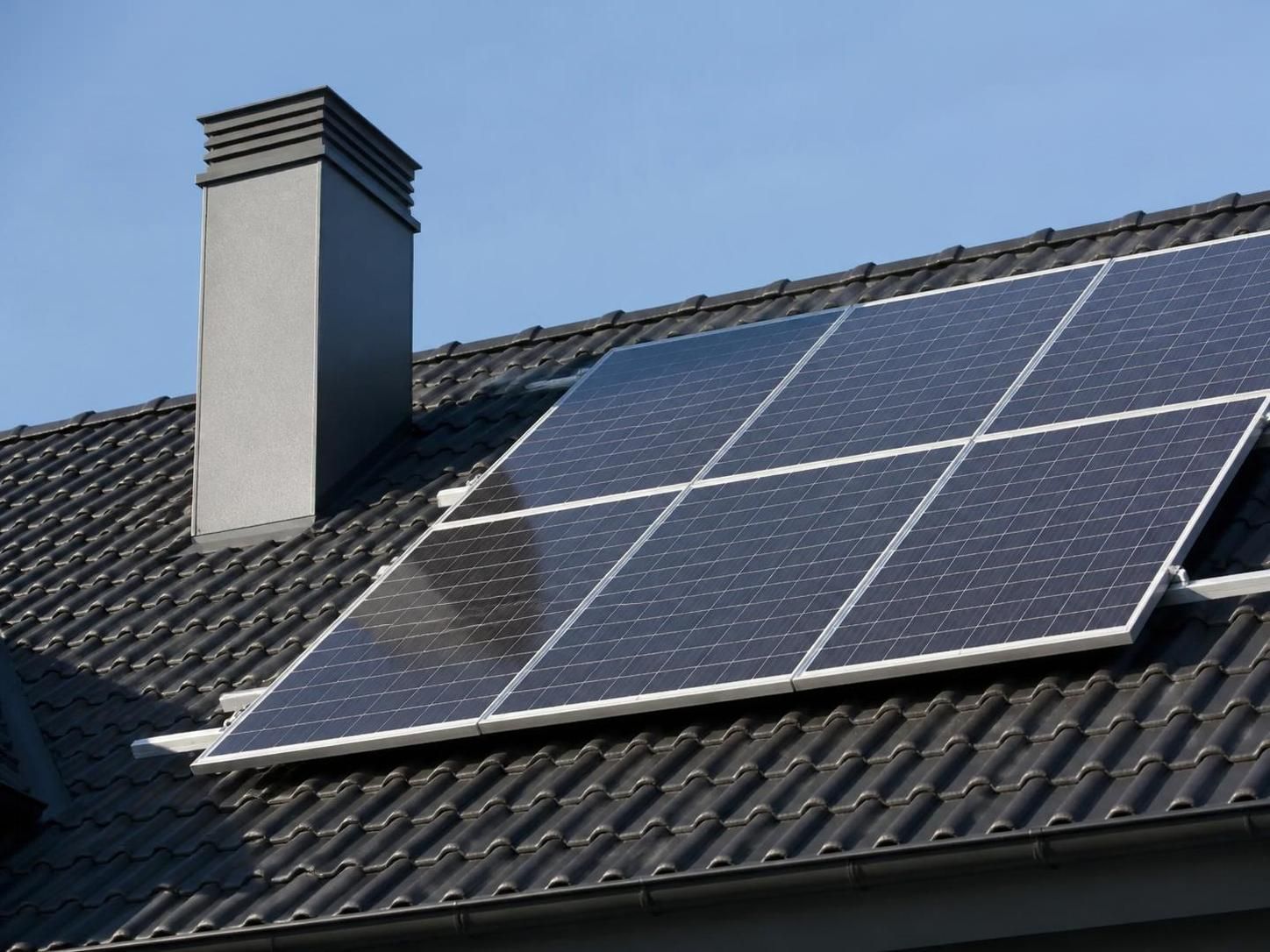 Le fonctionnement simplifié d’un panneau solaire : comment il transforme la lumière en énergie 2 découvrez comment un panneau solaire convertit simplement la lumière du soleil en énergie utilisable, grâce à un fonctionnement efficace et écologique.