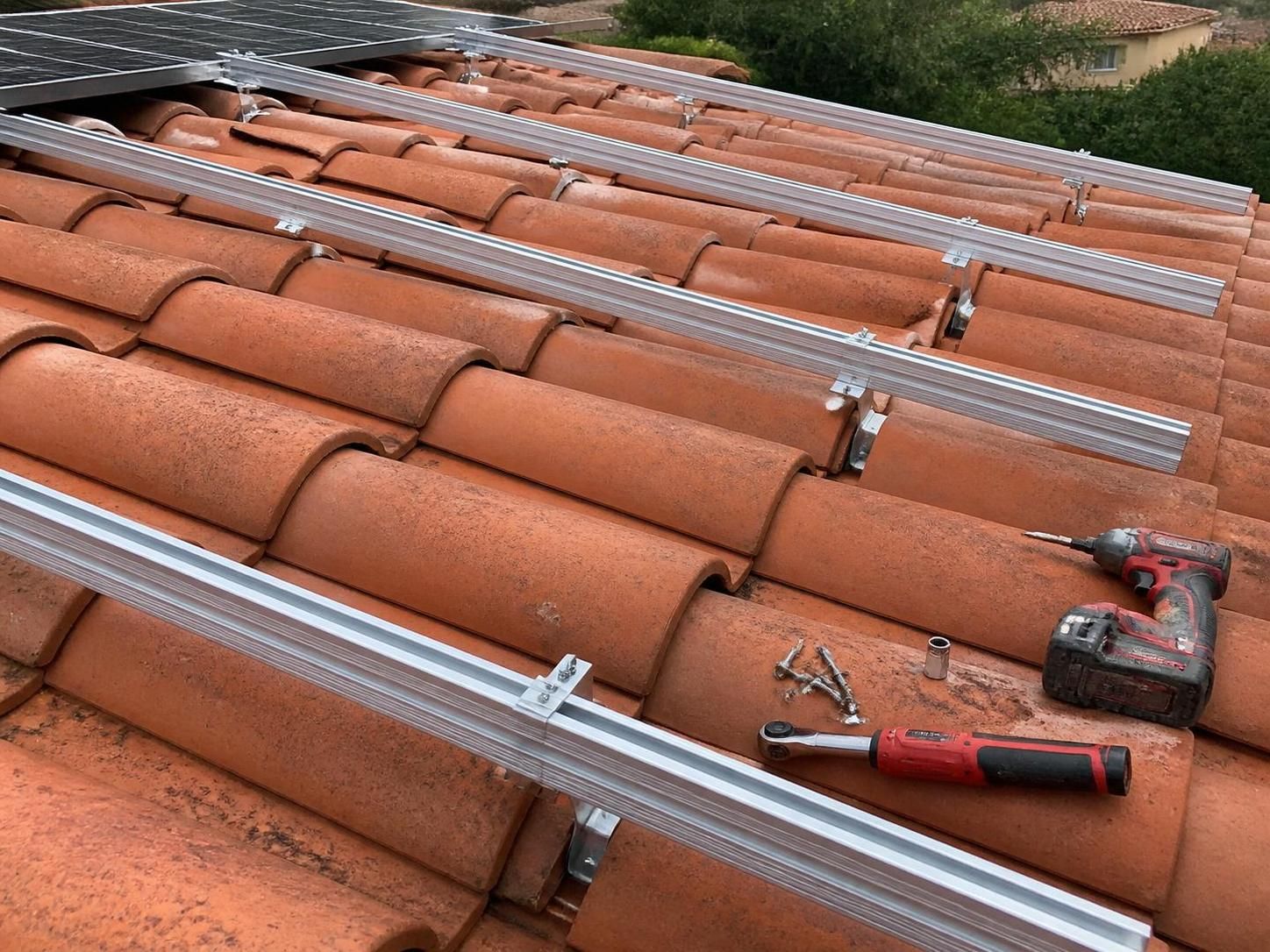 Rails pour panneaux solaires : guide complet pour sélectionner le profilé idéal 2 découvrez notre guide complet pour choisir les rails adaptés à vos panneaux solaires et assurer une installation fiable et durable.