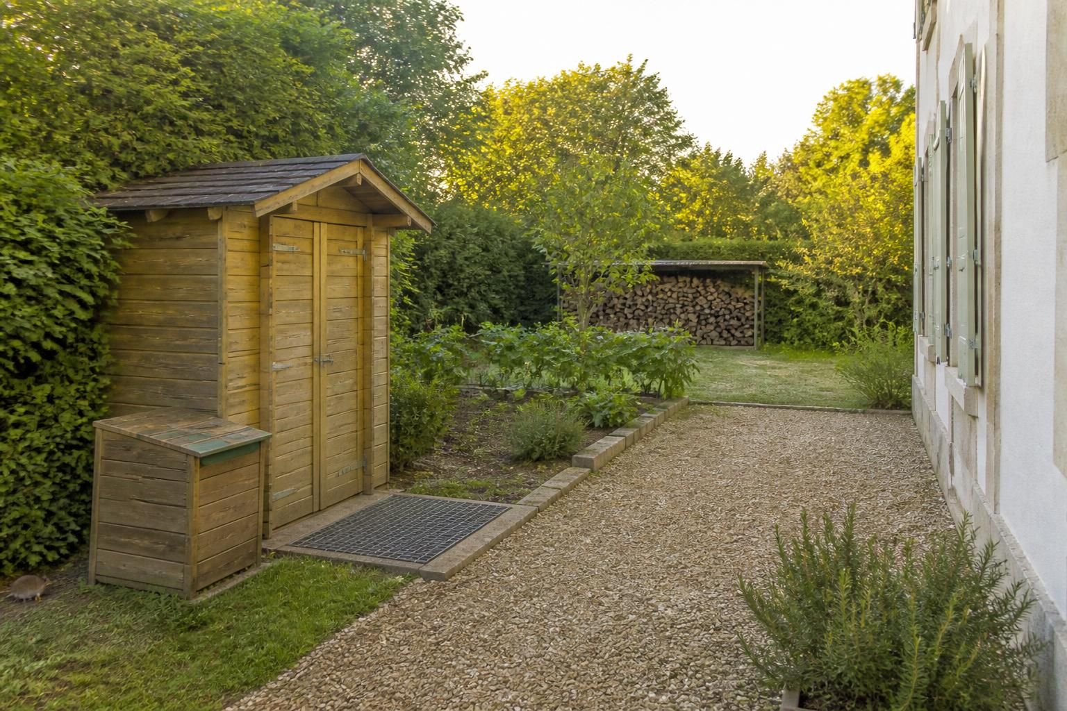 découvrez les risques liés à la présence du rat des champs près de votre maison et apprenez comment protéger votre jardin et votre habitat en toute sécurité.